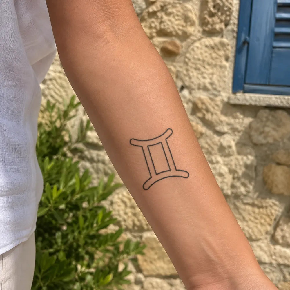 SafeTatt — Gemini Sign · fotografie tetování na kůži