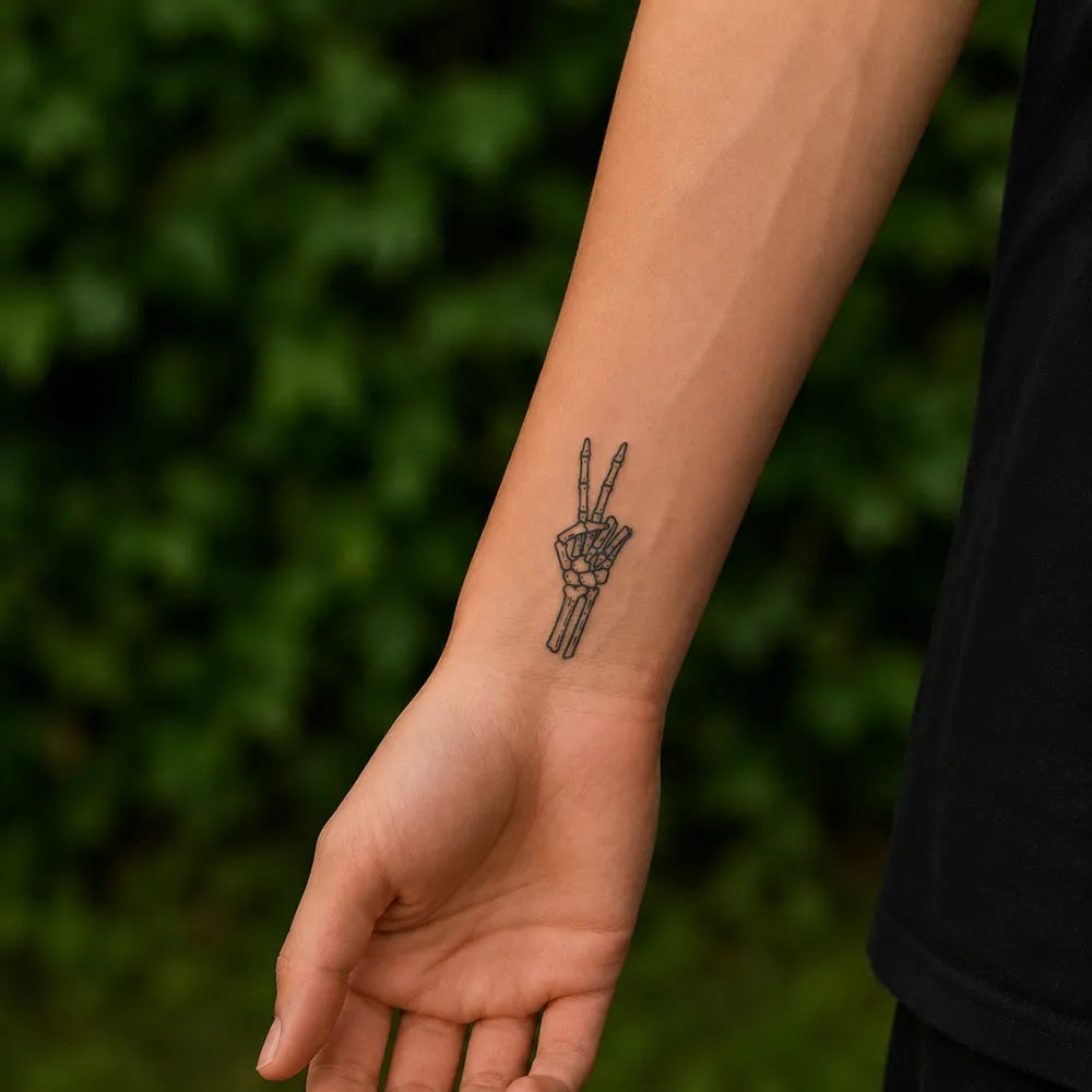 SafeTatt — Skeleton Peace · fotografie tetování na kůži