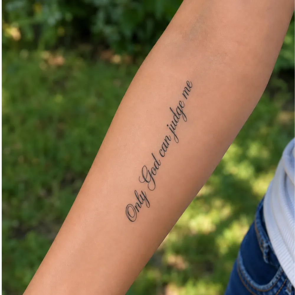 SafeTatt — Faith Script · fotografie tetování na kůži